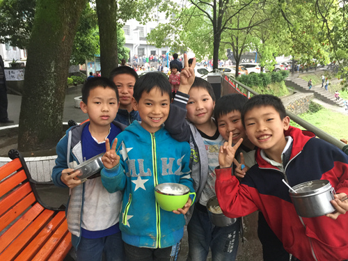 圖為湖南省懷化市漵浦縣油洋鄉中心小學學生准備去食堂就餐 徐鵬/攝