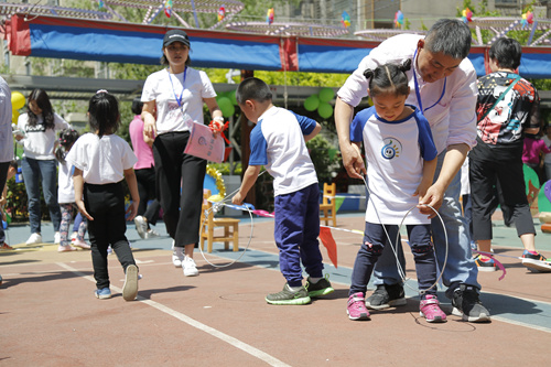 豐台六幼的孩子們體驗推鐵環。