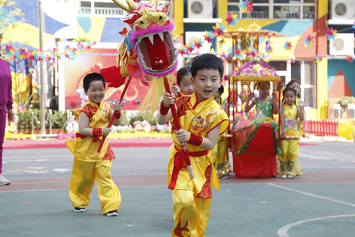 豐台六幼的孩子們體驗舞龍。