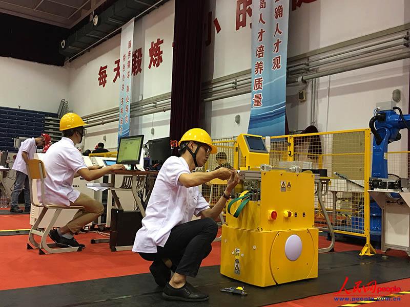 5月7日，在天津現代職業技術學院，一名選手參加天津賽區高職組工業機器人技術應用項目比賽。