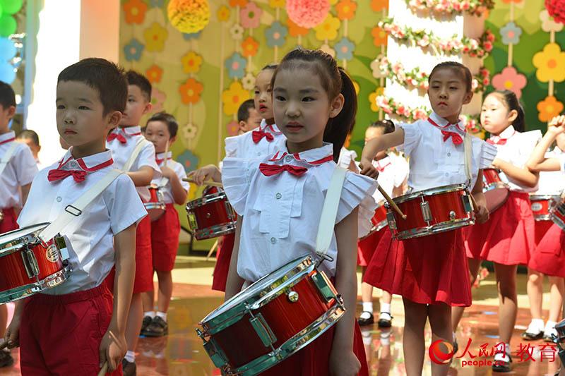 六一國際兒童節來臨之際，北京市第五幼兒園以“啟迪夢想、炫彩童年”為主題，舉行親子科技嘉年華活動。熊旭 攝