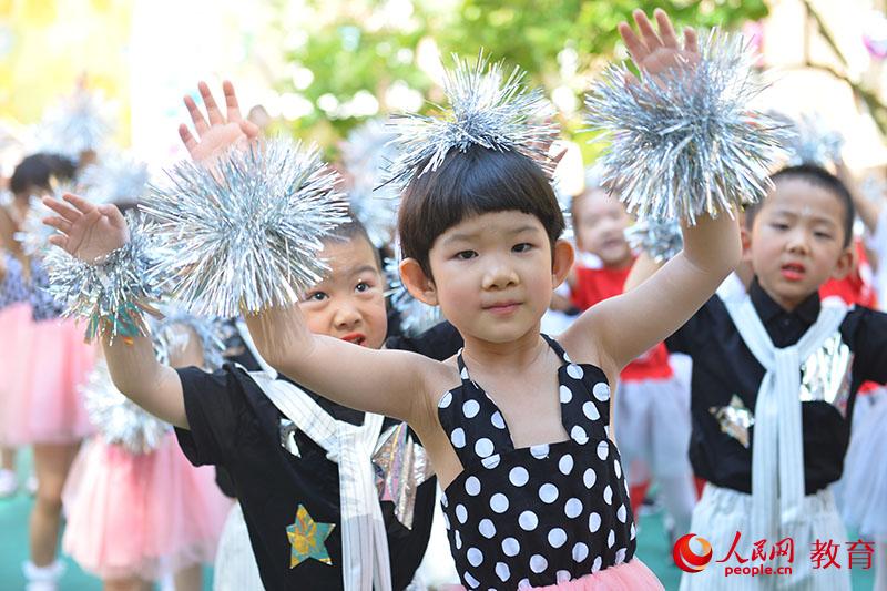 六一國際兒童節來臨之際，北京市第五幼兒園以“啟迪夢想、炫彩童年”為主題，舉行親子科技嘉年華活動。熊旭 攝