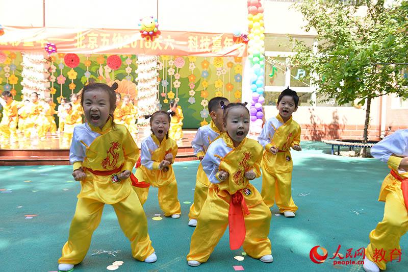 六一國際兒童節來臨之際，北京市第五幼兒園以“啟迪夢想、炫彩童年”為主題，舉行親子科技嘉年華活動。熊旭 攝