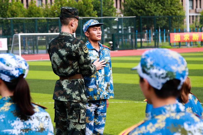 華東師范大學 教官為學生糾正動作（何太皓/攝）