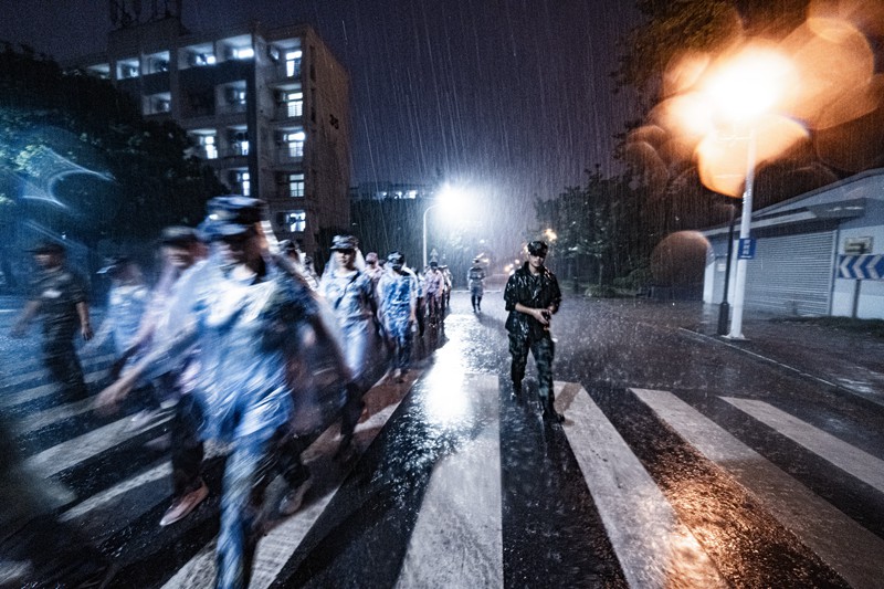 上海交通大學 新生雨夜拉練，突如其來的大雨，也無法停下我們的步伐（章力凡/攝）