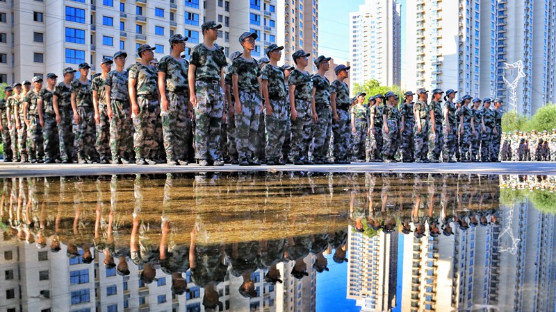 西北政法大學 新生軍訓站軍姿（學校供圖）