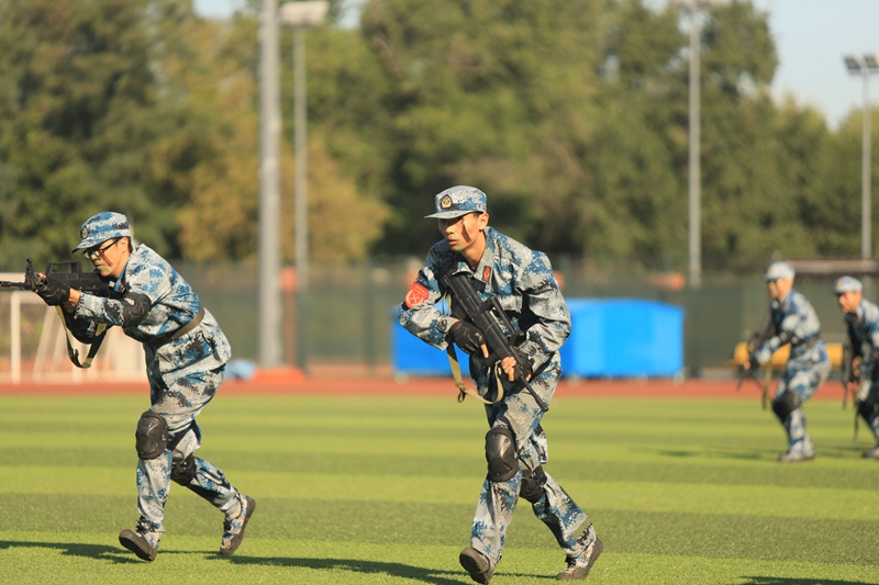 中國礦業大學（北京） 軍訓反恐特戰組表演解救人質（學校供圖）