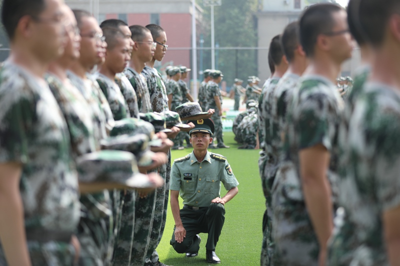 湖南大學 教官指導學生學習禮儀（蔣鼎邦/攝）