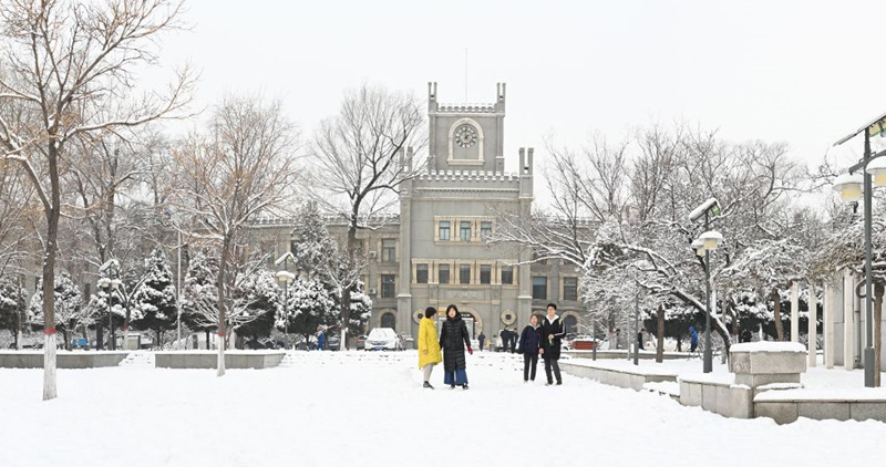 太原理工大學 學子們欣賞校園雪景（學校供圖）