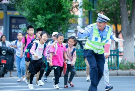 小學畢業照輔警"C位出道":用愛付出