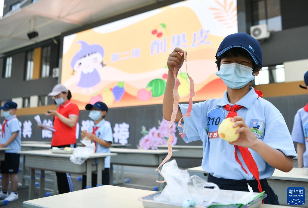 5月7日，西安市后宰門小學的學生參加削果皮比賽。