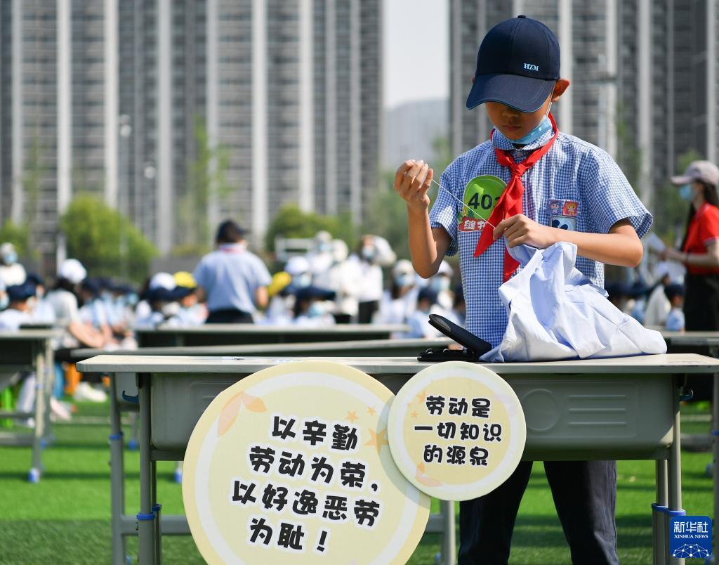 5月7日，西安市后宰門小學的學生參加縫扣子比賽。