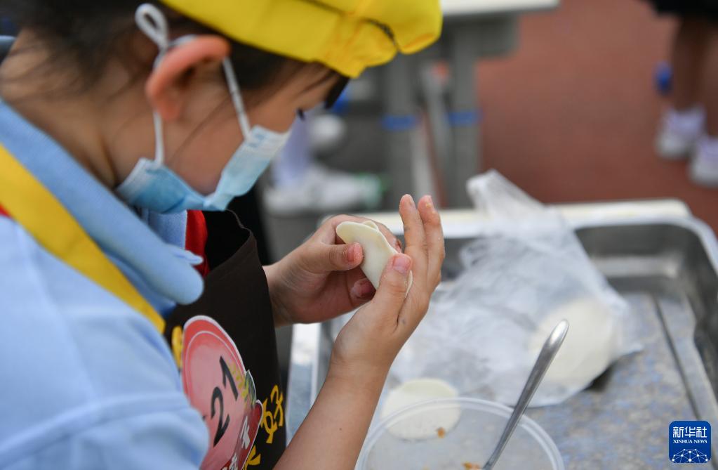 5月7日，西安市后宰門小學的學生參加包餃子比賽。