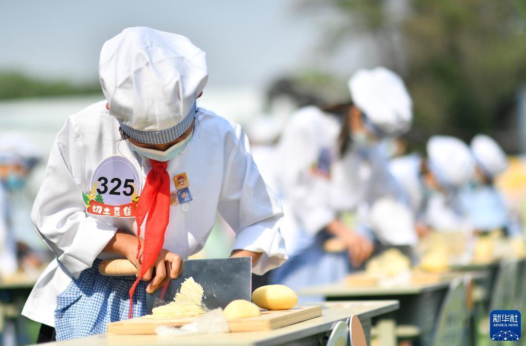 5月7日，西安市后宰門小學的學生參加切土豆絲比賽。