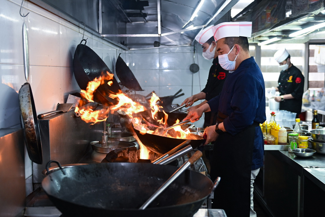 烹制“愛心餐”溫暖抗疫人