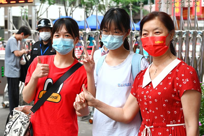 6月7日，在廣西壯族自治區南寧市第十四中學高中部，家長給孩子加油鼓勁。人民網記者 嚴立政攝