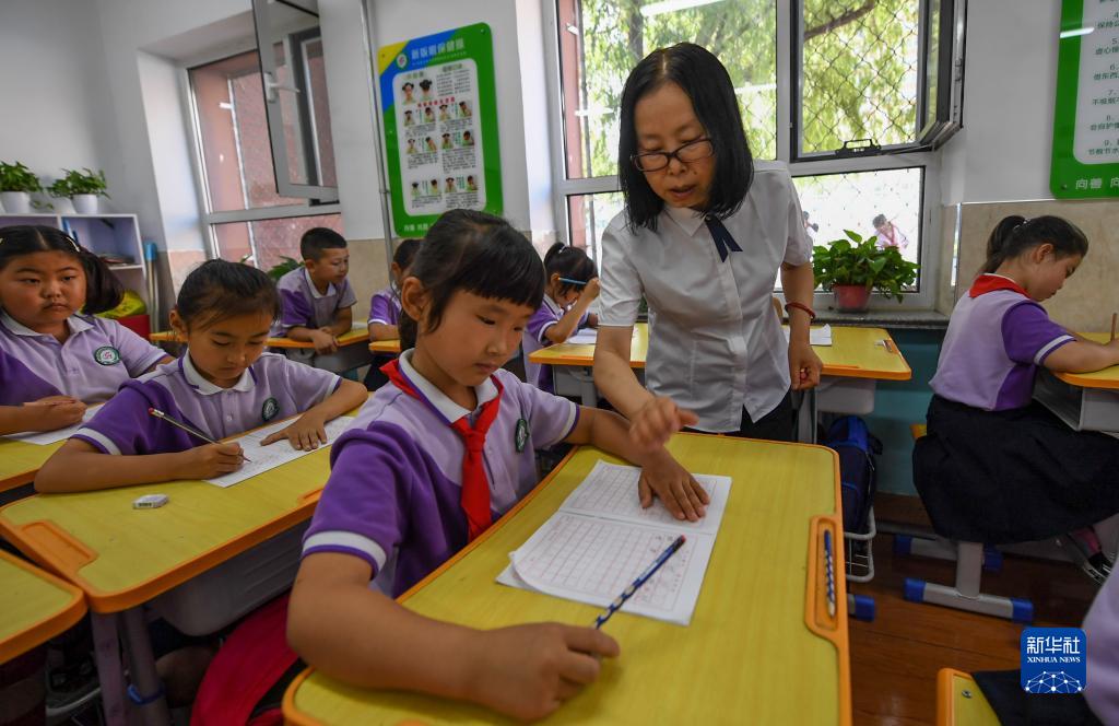 6月24日，在包頭市昆都侖區包鋼第十七小學，學生們利用課余時間學習硬筆書法。