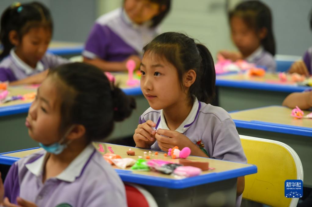 6月24日，在包頭市昆都侖區包鋼第十七小學，學生們利用課余時間學習手工。