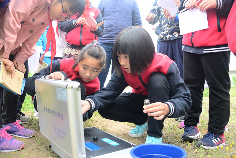 太師屯鎮中心小學生態使者團開展水環境檢測活動。北京市教委供圖