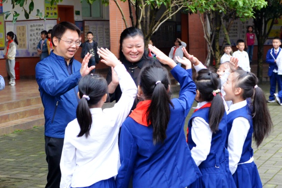 馮洪榮在什邡市外國語小學調研。北京教科院供圖