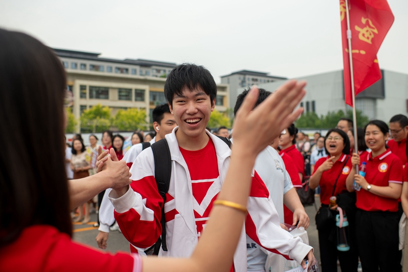 6月7日，在中國人民大學附屬中學通州校區考點，考生與送考老師擊掌加油。人民網記者 翁奇羽攝