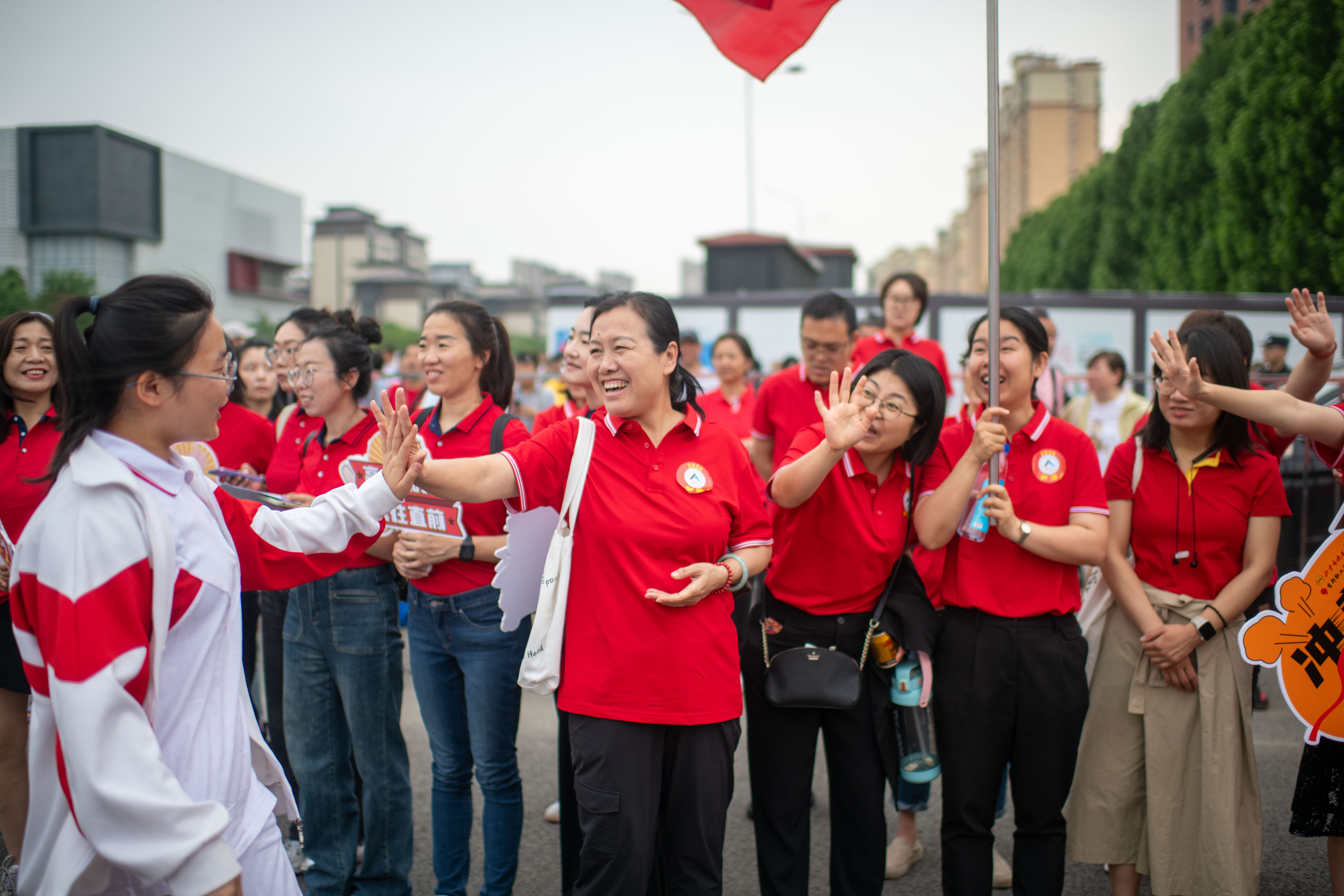 6月7日，在中國人民大學附屬中學通州校區考點，考生與送考老師擊掌加油。人民網記者 翁奇羽攝