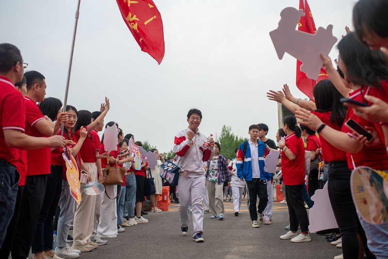 6月7日，在中國人民大學附屬中學通州校區考點，送考老師為考生加油。人民網記者 翁奇羽攝