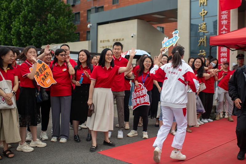 6月7日，在中國人民大學附屬中學通州校區考點，送考老師為考生加油。人民網記者 翁奇羽攝