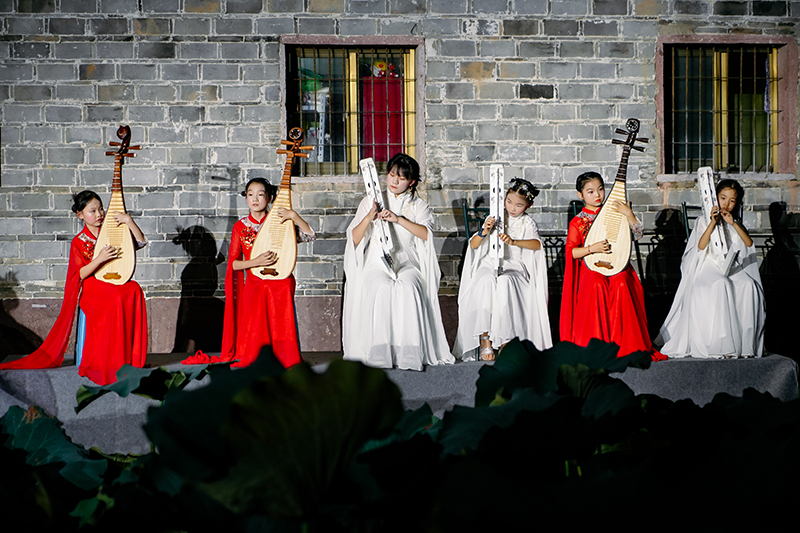 在第五屆“龍騰華夏” 兩岸青少年主題研學營活動上，學生們表演《永遠的走馬塘》。中國兒童中心供圖