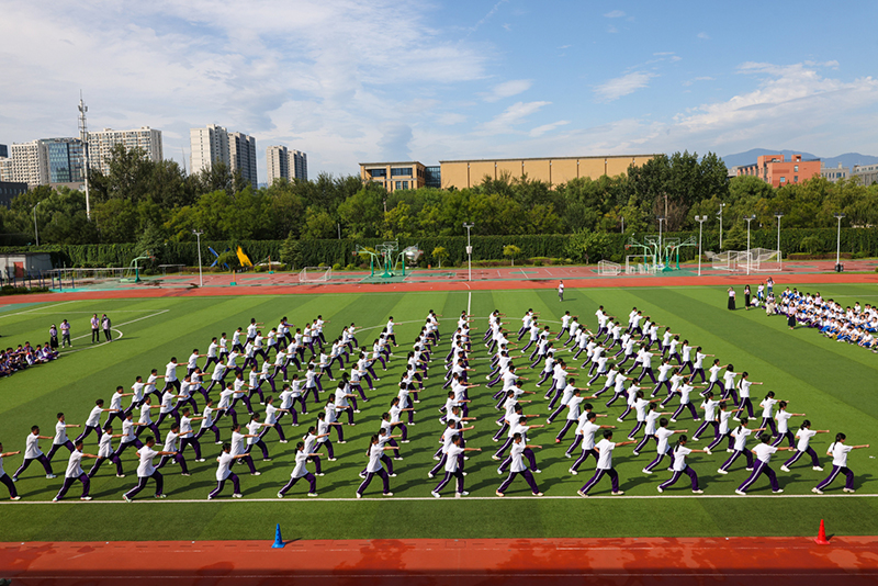 高一學生在開學典禮中表演軍體拳。學校供圖