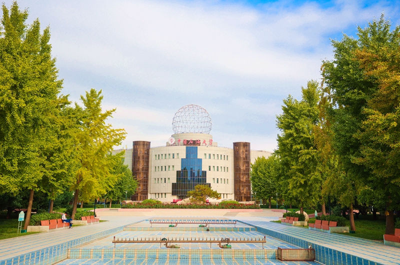 中國石油大學（北京）圖書館前，秋意盈盈。 羅子怡攝