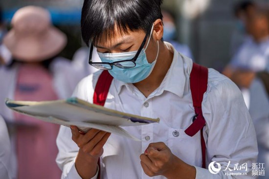 6月7日，在浙江省寧波市第四中學，考生手握拳頭，為自己加油打氣。人民網 章勇濤攝