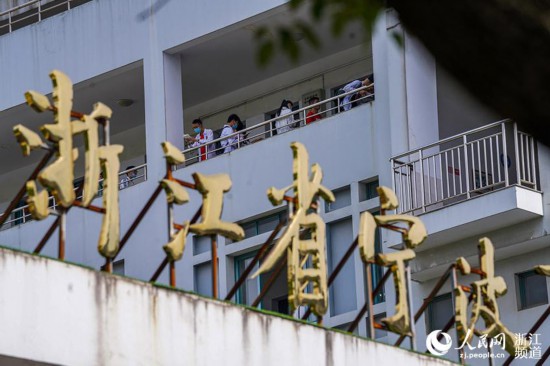 6月7日，在浙江省寧波市第四中學，考生在考場走廊裡復習。人民網 章勇濤攝