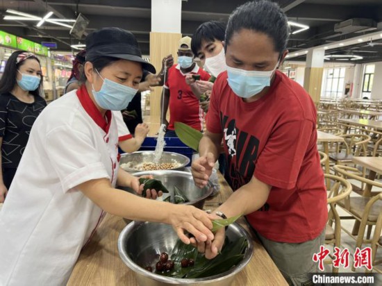 圖為留學生們嘗試包粽子。　張婧璇 攝