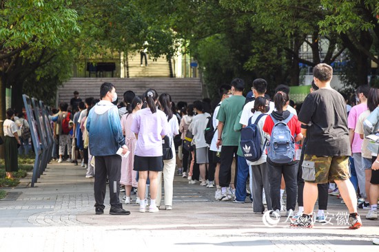 考生排隊進入校園后，有序等待進入考場。人民網 李希蒙攝