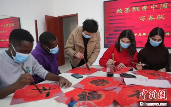 圖為書法愛好者指導外國留學生書寫福字。　曹建雄 攝