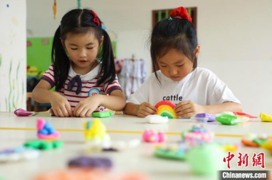 在肥西縣山南鎮中心幼兒園，孩子們在做彩色泥塑。　陳家樂 攝