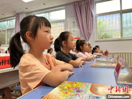 圖為衡水市康復街小學，小學生聽老師講開學第一課內容。徐鵬璐 攝