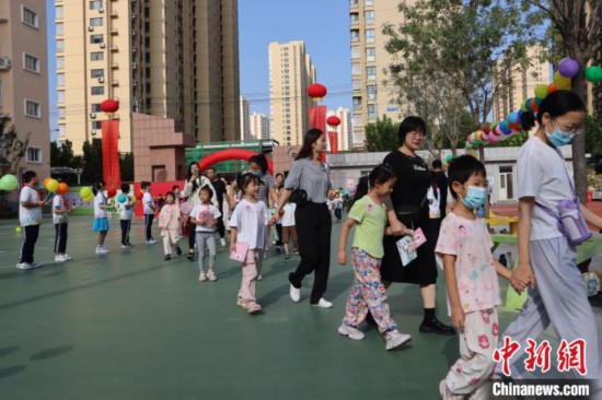 圖為衡水市新苑小學，小學一年級新生佩戴“夢想徽章”后，步入校園 。王天祥 攝