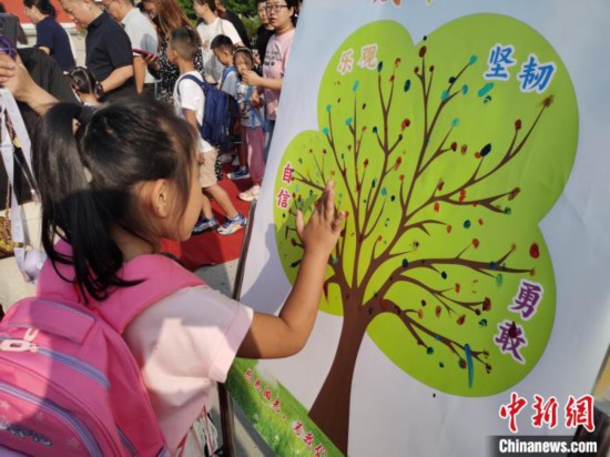 圖為衡水市利民路小學，孩子們在成長樹的“好習慣”樹枝上按手印做出承諾。張鬆 攝