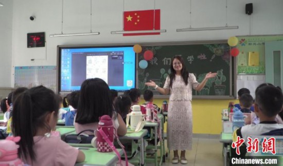 圖為衡水市新苑小學，老師正在給學生講開學第一課的內容。王天祥 攝