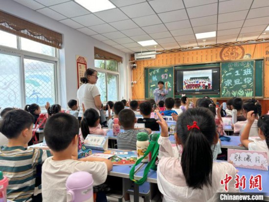 圖為衡水市康復街小學，老師講解開學第一課校園紀律與禮儀。徐鵬璐 攝