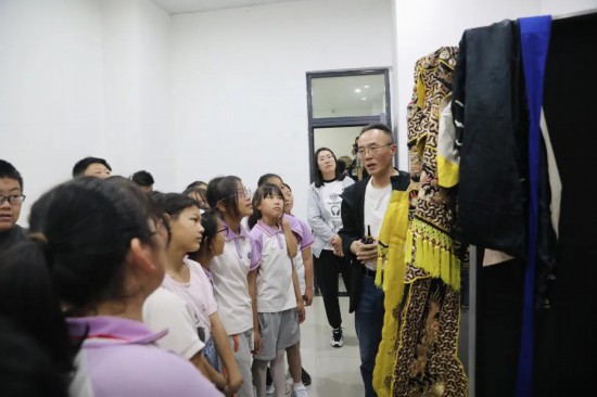 “梨園雅韻進校園”活動中，表演老師為沙嶺實驗小學學生介紹京劇知識