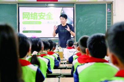 河南汝阳县第二实验小学的老师在给学生们普及网络安全知识。 新华社发