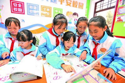 甘肃定西安定区东关小学的学生利用手抄报学习网络安全相关常识。新华社发