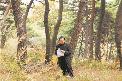 山东大学教授王仁卿在考察植被、记录数据。 受访者供图