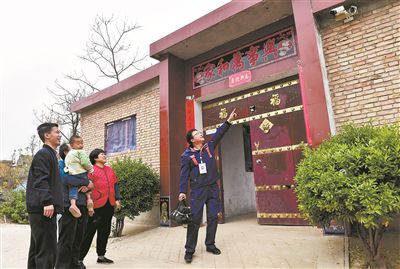 在山西省運城市平陸縣郭原村，寬帶維護工作人員（右一）向村民介紹智能家居攝像頭的功能。新華社記者 柴婷攝